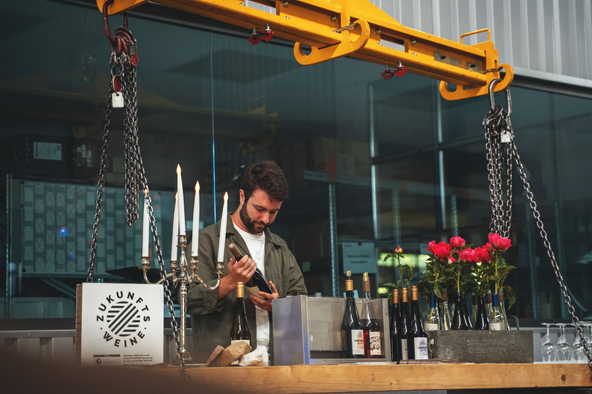 Julian Rommel an einer Wein-Bar mit Kerzen — Reportage von einer Sommelier-geführten Verkostung